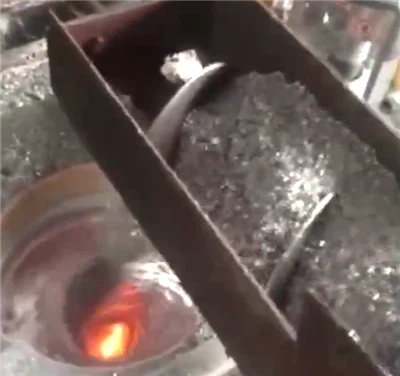 アルミニウムチップを溶かしてインゴットを作る